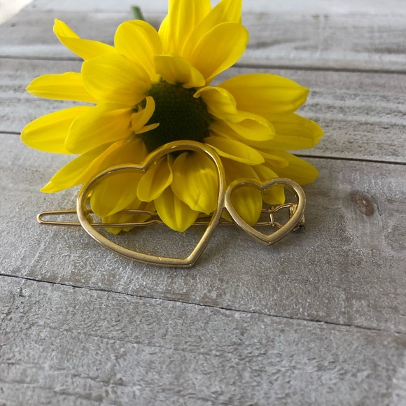 Double Heart Cutout Hair Clip - Picture 3 of 4